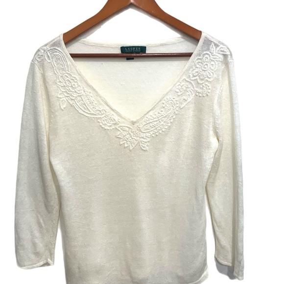 Elegant White V-Neck Sweater - Picture 3 of 6